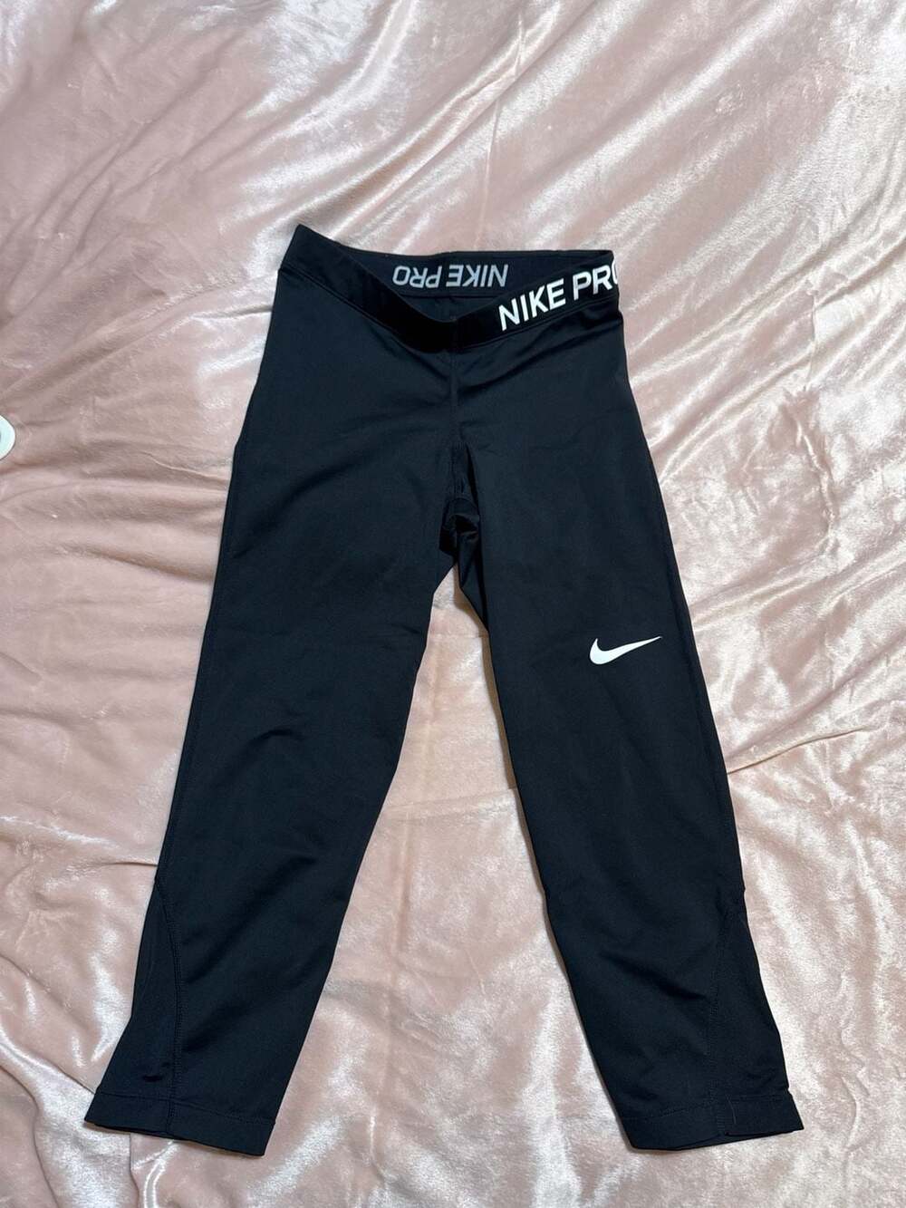 Nike Pro Women's Dri-FIT Mid-Rise Cropped Training Leggings Black
